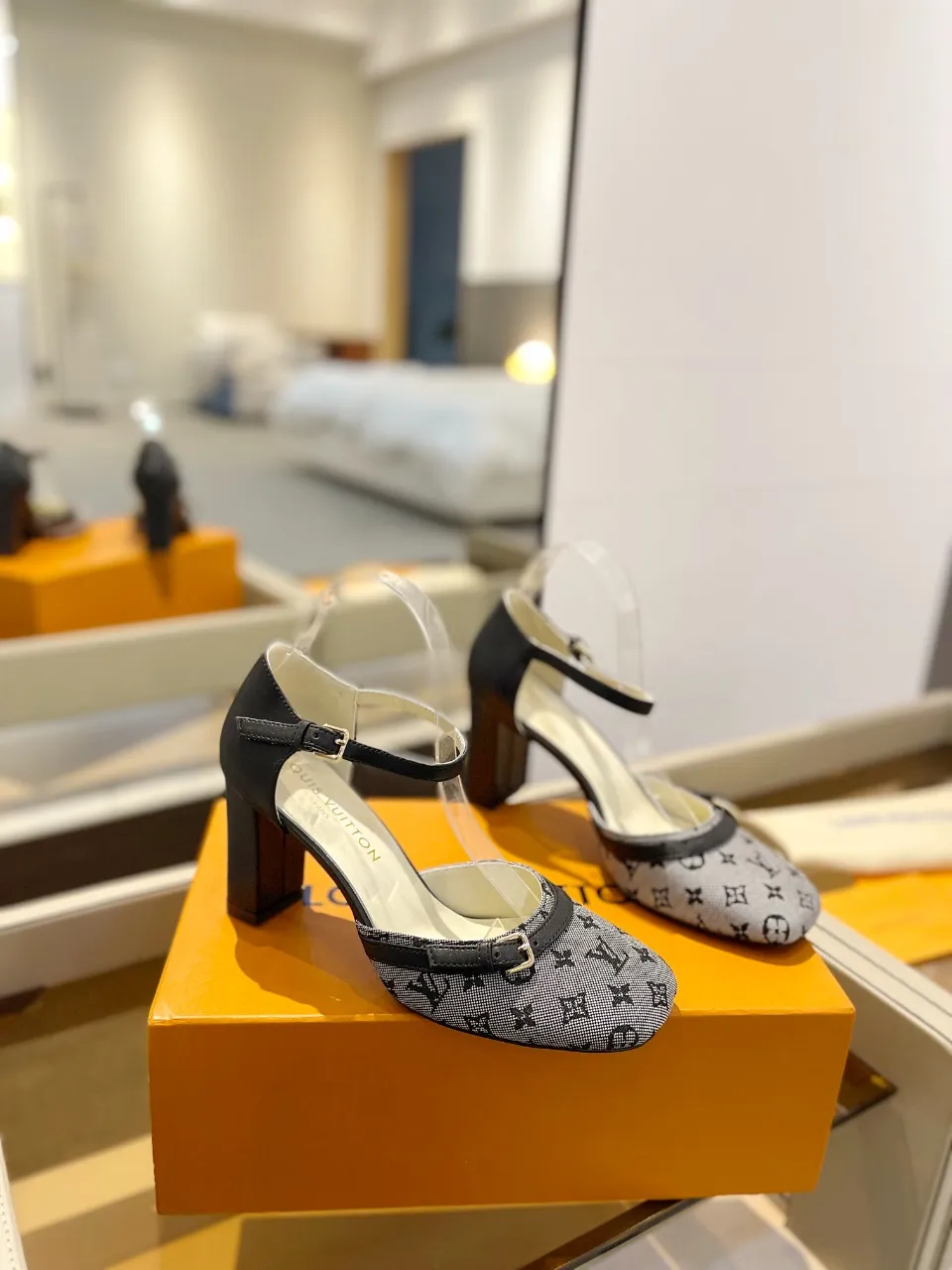 👟👟Ex-factory price 640👟👟 2024 latest L✔ The latest catwalk style slippers from L✔ Home counters, official website series updated simultaneously, perfect last + LV new element button design, full of femininity, noble temperament, original reverse mold last, ultimate 1:1 shape, high-end quality, imported high-end fabrics showing exquisite texture! Fabric: LV denim Lining: high-quality soft sheepskin lining Feet: imported goatskin Customized A-grade high-density private mold outsole, luxurious packaging! 8 cm thick heel Size: 34-42, (34, 40, 41, 42 customizations are non-refundable)